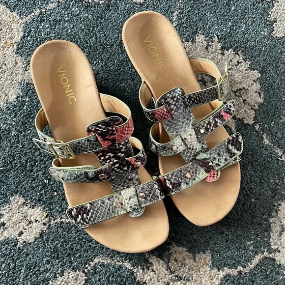 EUC Vionic orthaheel Size 8 wide slip on sandal. Adjustable buckles and Velcro - Picture 1 of 5